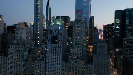在黄昏缩小曼哈顿城市的航拍