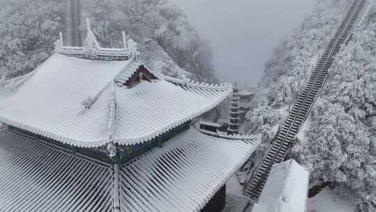 洛阳老君山金顶建筑屋檐雪后冰冻