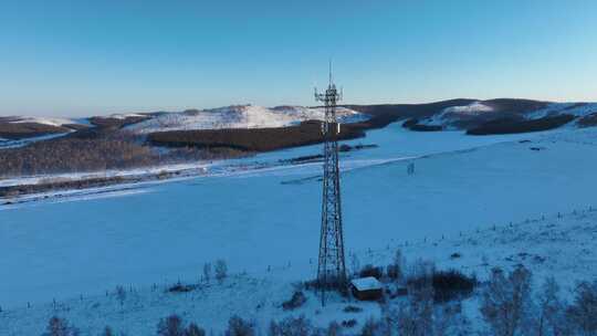 雪原中的通信铁塔全景