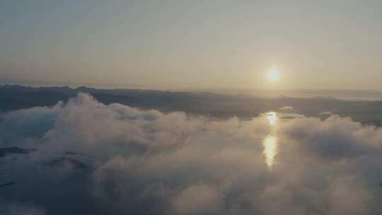 云雾缭绕旭阳东升的澄碧湖景色