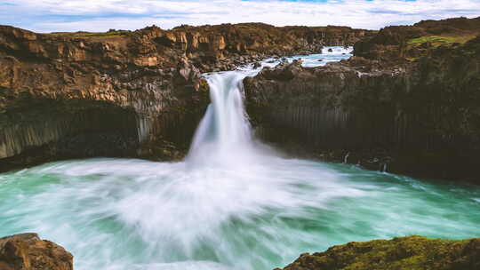 冰岛北部Aldeyjarfoss瀑布的延时镜头