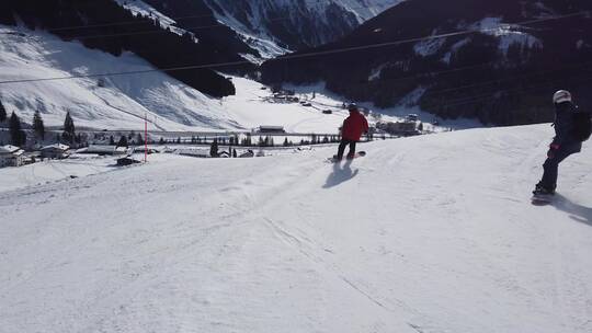 女孩在山上滑雪