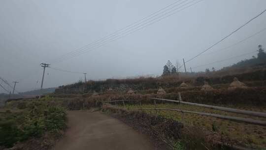 汽车行驶在阴雨天的乡村小路上