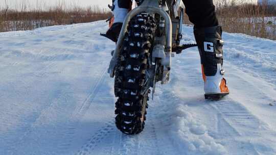 男子在雪地上骑摩托车视频素材模板下载