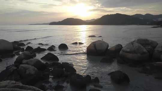 日落时分的岩石和大海