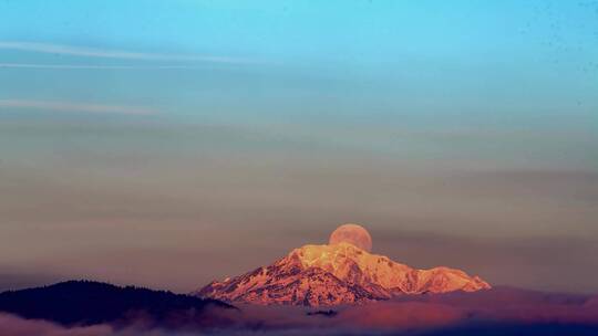 月落日照金山时光流逝云海雪山风景