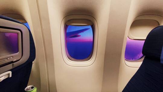 从飞机窗户上看日落