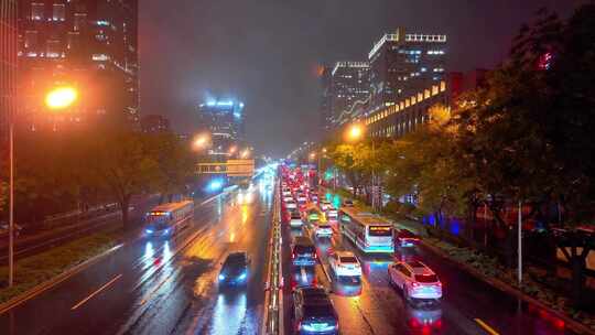 北京公交车暴雨中行驶夜晚公交车