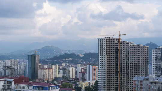 建筑施工。延时。建筑工地上的塔式起重机在高层建筑上提升荷载