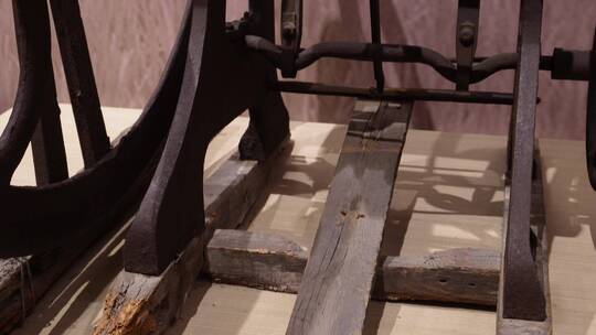 缝纫机踏板轮子纺车古董视频素材模板下载