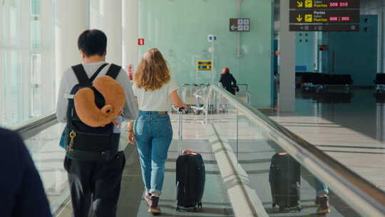 空荡荡的机场里的年轻千禧一代旅行者女人