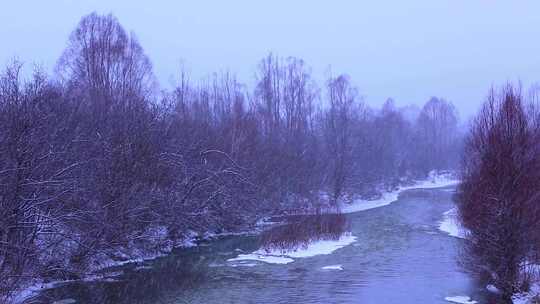 下雪天的小河