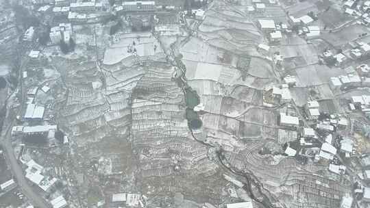 大自然寒潮冬天下雪的村庄田野航拍风景