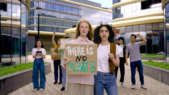 举着没有计划B的纸板在街头抗议的女人