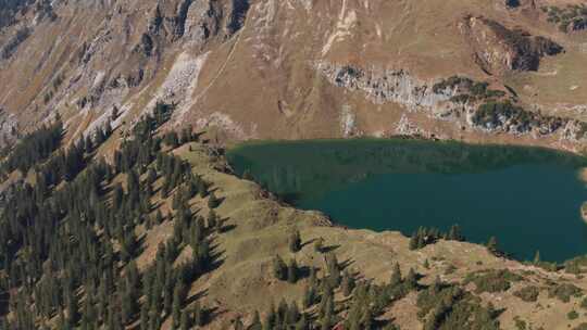 巴伐利亚阿尔卑斯山山湖|尼伯霍恩山|4K

D-LOG REC709-完美的颜色分级！

2视频素材模板下载