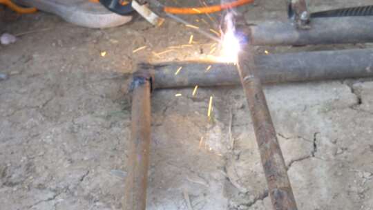 工地工人焊接电焊
