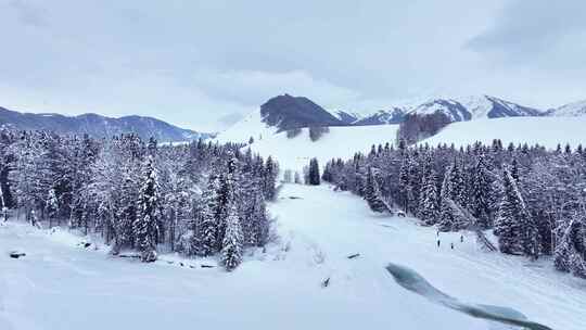 航拍新疆雪山风光