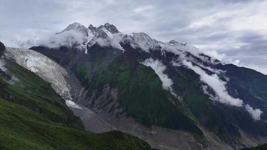 航拍云雾缭绕的四川甘孜海螺沟景区雪山风光