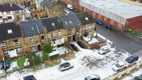 冬季布拉德福德镇典型英国住宅区的无人机镜