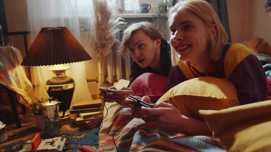 在卧室里玩游戏的青年人视频素材模板下载