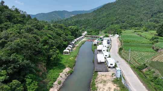 农村露营公园航拍乡村露营地河边露营溪流边