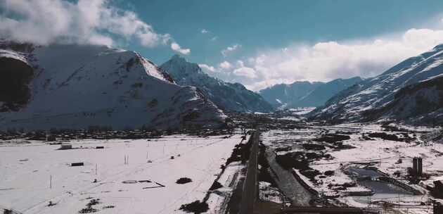 航拍喜马拉雅山脉山脚下的道路和山脉的风景