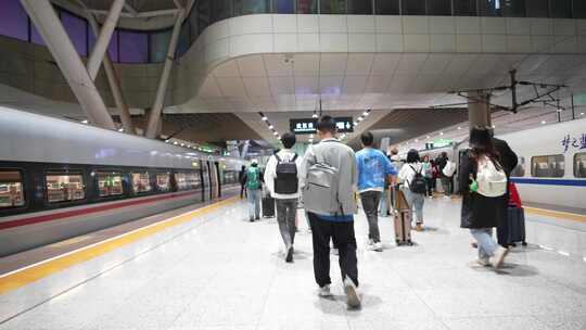 武汉火车站站台和乘客