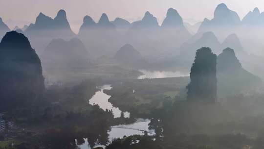 广西桂林山水喀斯特地貌日出风光