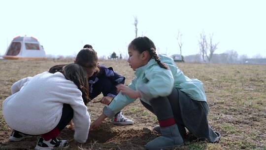 冬季在公园草坪上玩游戏的三个女孩视频素材模板下载