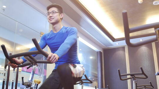 年轻人在健身房里锻炼健身