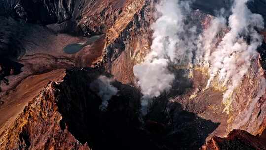 从火山空中冒出的烟