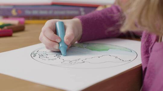 儿童涂鸦地球地图的特写 