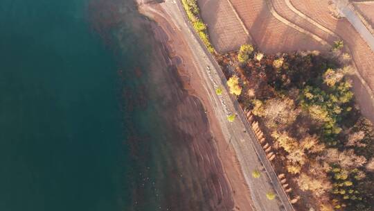 俯视图一镜到底的抚仙湖海岸线网红沙滩