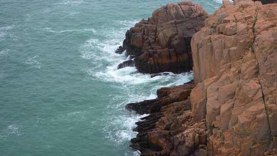 海边岩石与海浪的自然景观