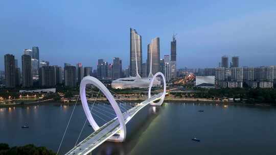 南京眼步行桥，奥体双子塔的夜景航拍风光