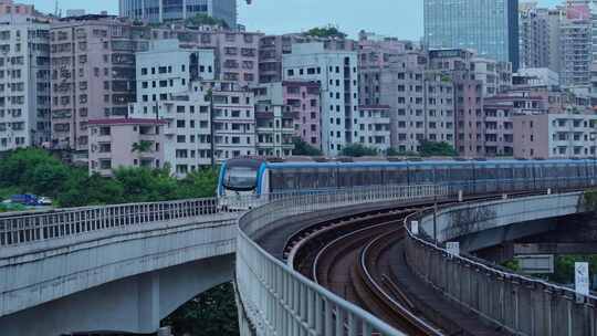 行驶中的地铁列车