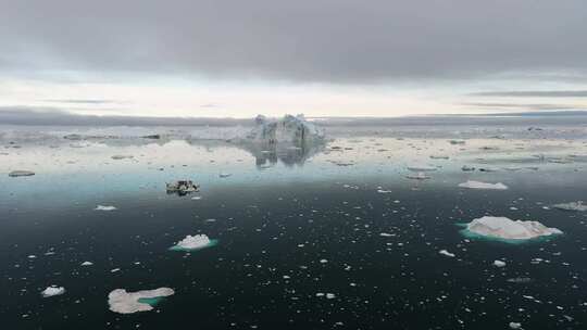 航拍北极全球变暖后冰川融化的场景视频素材模板下载