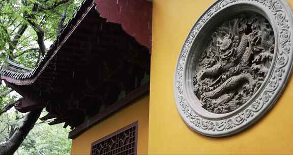 中国杭州永福寺龙的雕刻石雕下雨天慢镜