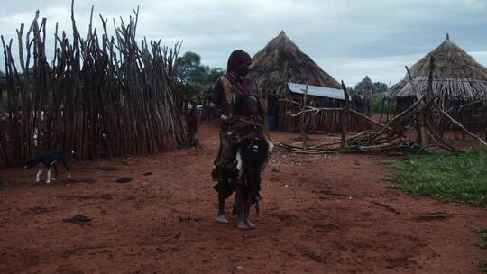非洲妇女和小孩身着传统服饰