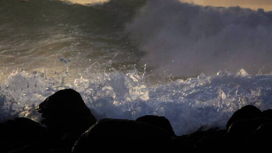 狂风卷起的波浪卷进海滩