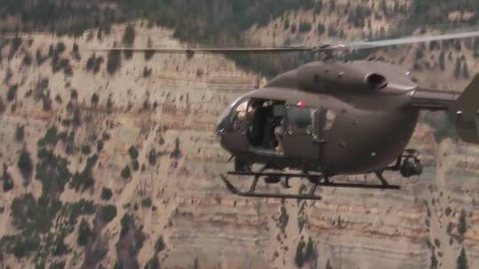 搜索和救援直升机飞越山部地区