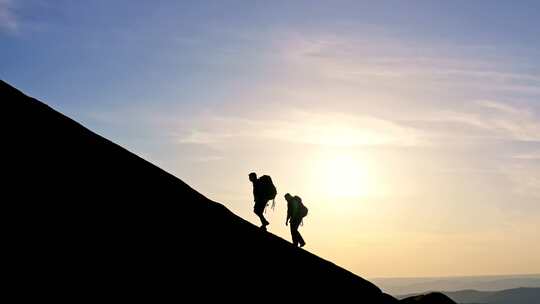 日落登山者爬山登山攀登积极拼搏向上
