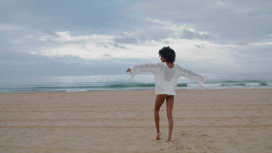 快乐女孩穿着白色比基尼享受海滩视频素材模板下载