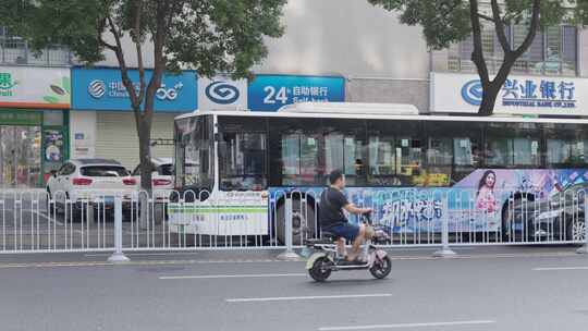 城市街道行驶的公交车