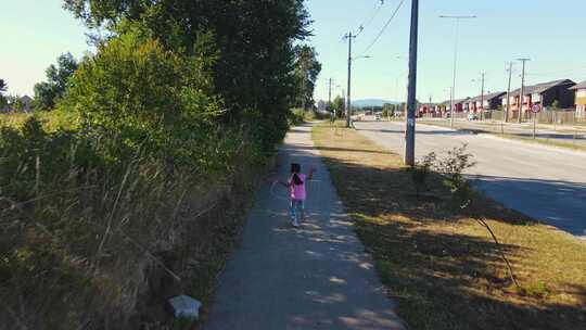 在人行道上跑跳绳的女孩