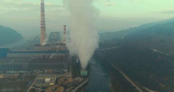 燃煤电厂高架管道黑烟上行污染大气的抽象鸟瞰图