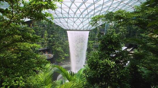 新加坡樟宜机场瀑布景观