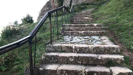 岩石中的古老楼梯4K2160p 30fps超高清镜头-爬上石头楼梯POV 38
