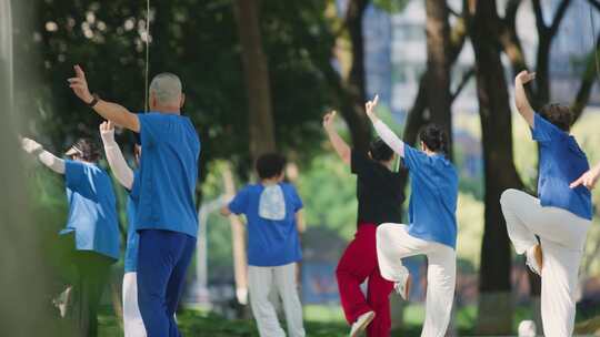 清晨公园锻炼晨练跑步城市人文美好幸福生活