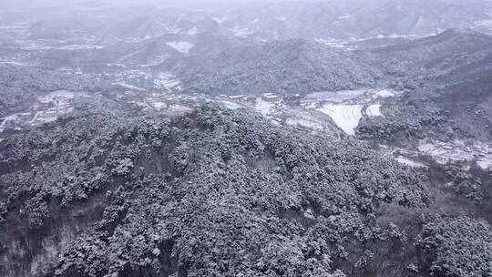 航拍大雪中的群山和村庄